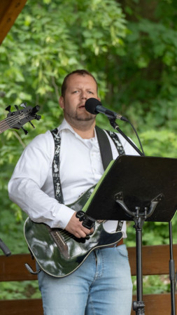 Mára Bártl - kytara, zpěv