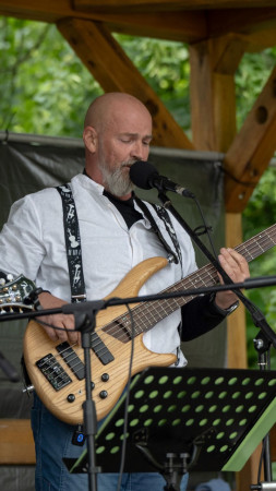 Petr Vávra - kontrabas, basová kytara, zpěv