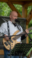 Petr Vávra - kontrabas, basová kytara, zpěv